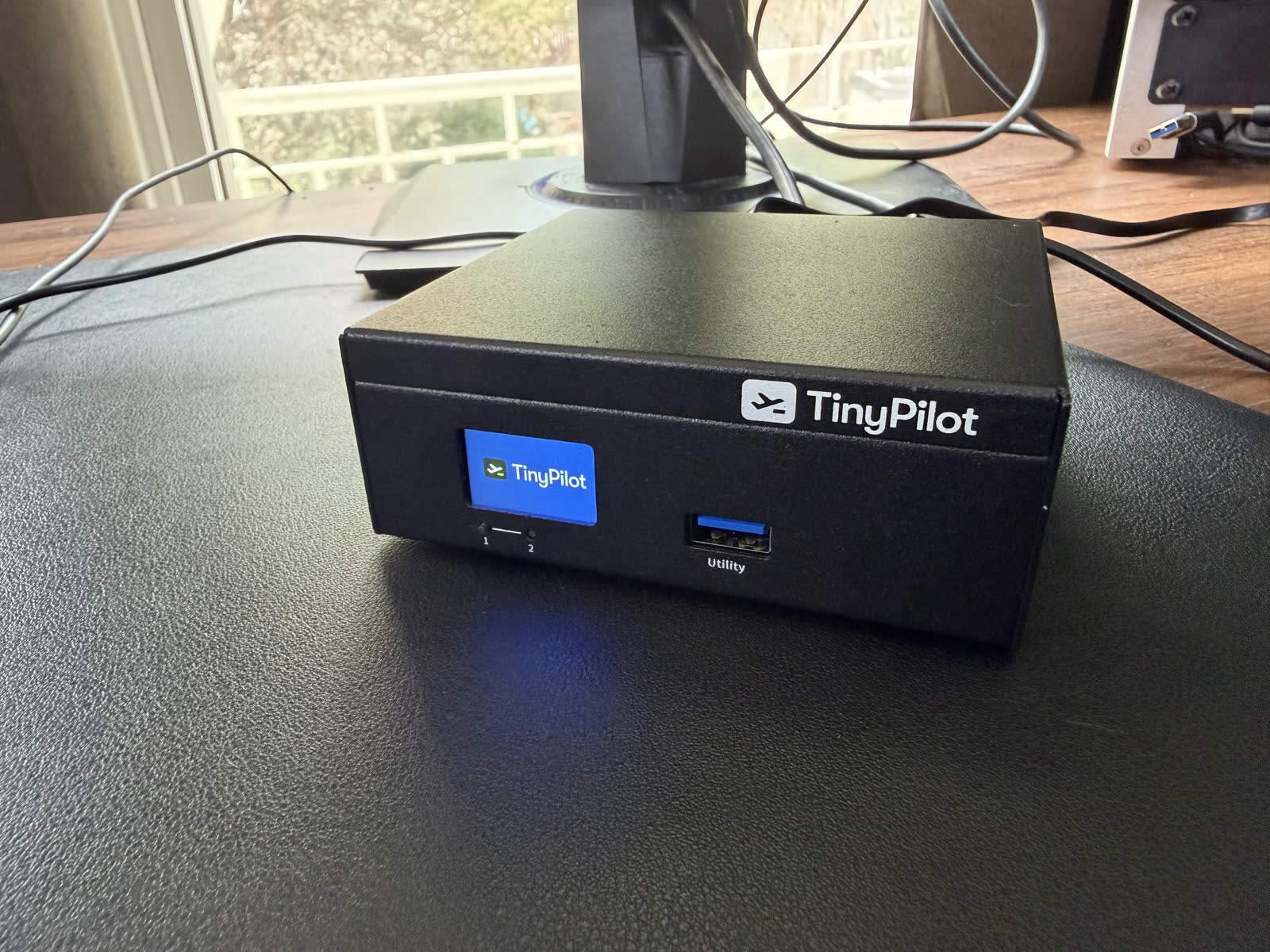 In-situ shot of the Voyager 3 deployed on a real machine, showing its finished, professional presentation.